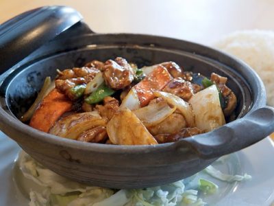 Chicken hot pot with ginger and green onion