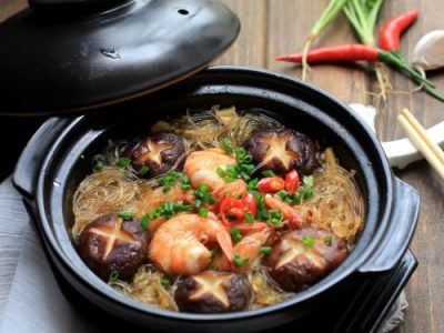 Fresh prawns Hot pot with ginger and green onion