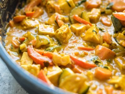 Tofu with vegetables in curry sauce